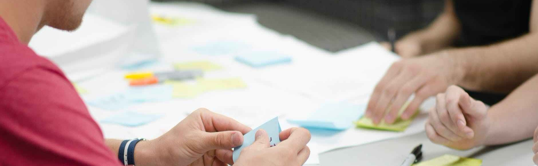 Idea sharing meeting image.